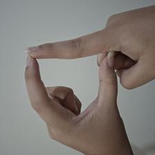Isyarat fingerspelling huruf D