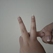Isyarat fingerspelling huruf F