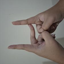 Isyarat fingerspelling huruf H