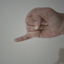 Isyarat fingerspelling huruf I