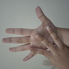 Isyarat fingerspelling huruf M