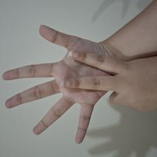 Isyarat fingerspelling huruf N