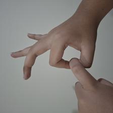Isyarat fingerspelling huruf Q