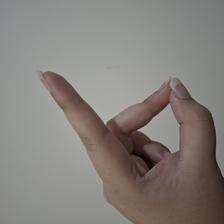 Isyarat fingerspelling huruf R