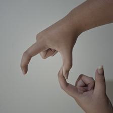 Isyarat fingerspelling huruf S