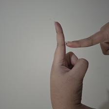 Isyarat fingerspelling huruf T