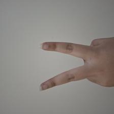 Isyarat fingerspelling huruf V