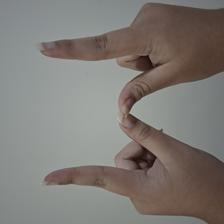 Isyarat fingerspelling huruf W